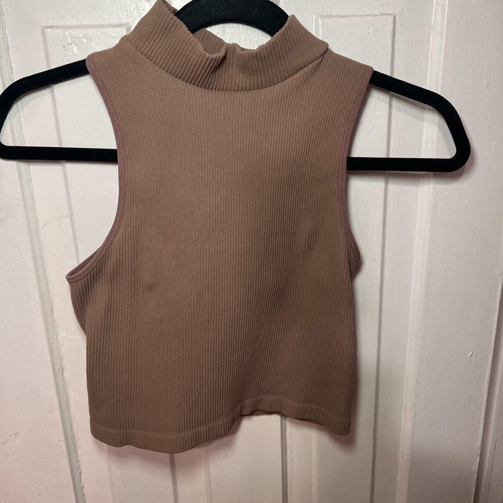 Cropped ribbed sleeveless turtleneck!